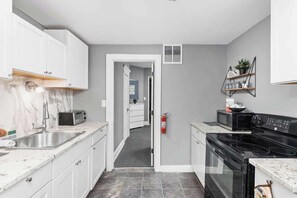 Kühlschrank, Mikrowelle, Ofen, Herdplatte