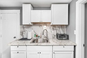 Fridge, microwave, oven, stovetop - Elegant 1BR, Workspace, Near Parks and Summit Lake (New Castle)