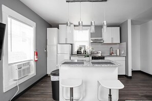 Fridge, microwave, oven, stovetop - New Castle Retreat, Stay in Style! (New Castle)