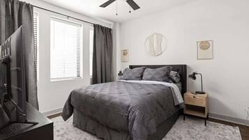 1 habitación, tabla de planchar con plancha, wifi y ropa de cama