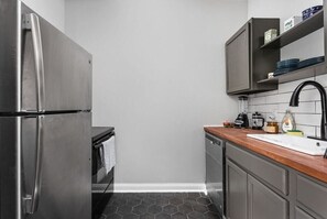 Kühlschrank, Mikrowelle, Ofen, Geschirrspüler