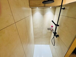 Dusche, Handtücher, Toilettenpapier