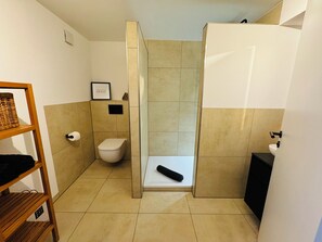Shower, towels, toilet paper - Exklusive Business und Ferienwohnung (Cadolzburg)