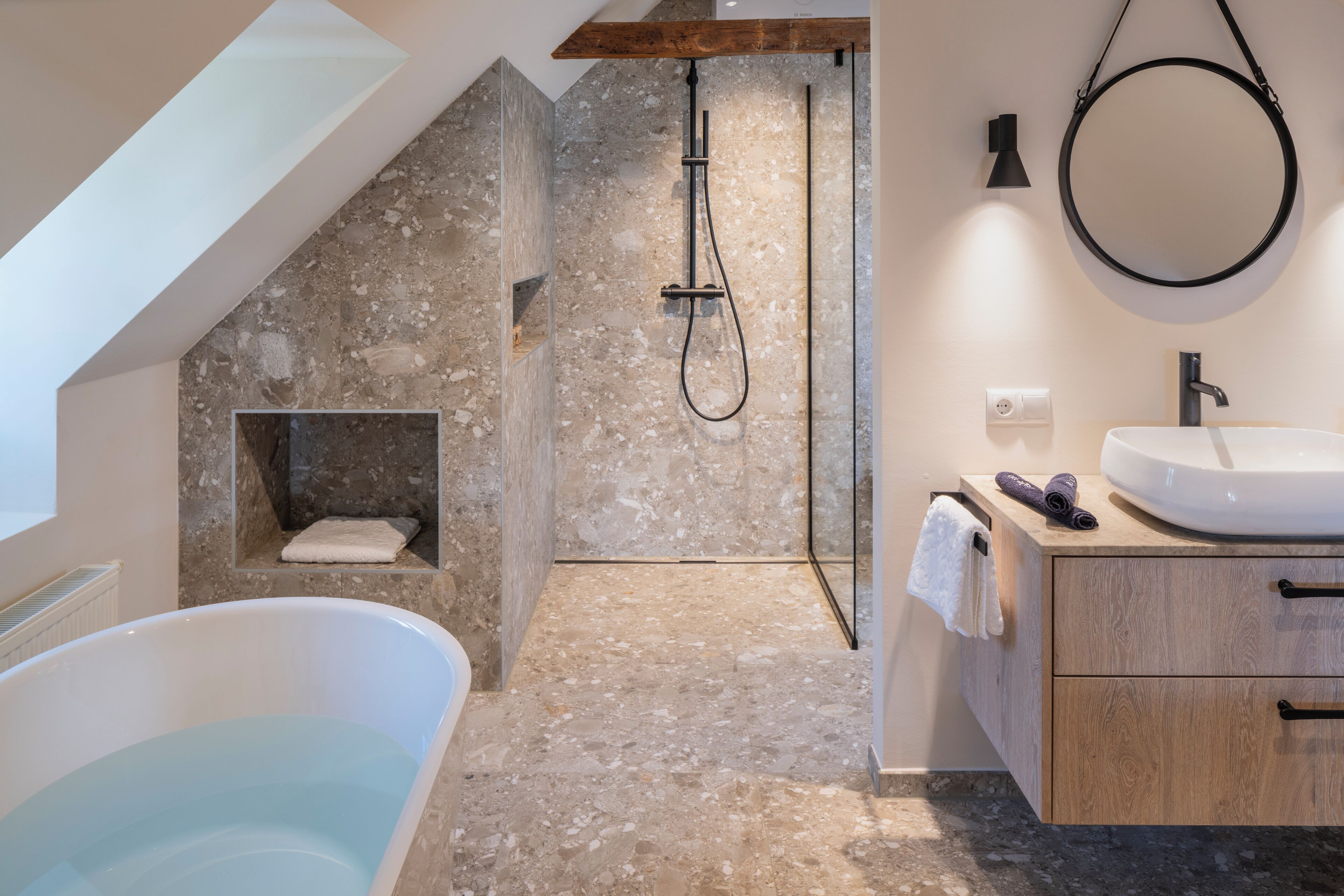 Luxury-Haus, eigener Pool, Hügelblick | Badezimmer | Hausschuhe