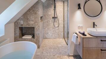 Luxury-Haus, eigener Pool, Hügelblick | Badezimmer | Hausschuhe