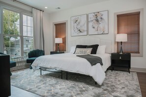 4 bedrooms, iron/ironing board, free WiFi, bed sheets - Downtown Deco| 2mi to Broadway| Grill & HotTub -A (Nashville)