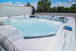 Outdoor spa tub - Downtown Deco| 2mi to Broadway| Grill & HotTub -A (Nashville)