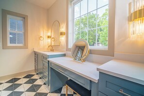 Hair dryer, towels - Downtown Deco| 2mi to Broadway| Grill & HotTub -A (Nashville)