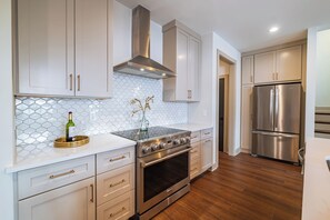 Fridge, microwave, oven, stovetop - Peacock's Perch| Broadway 2mi| Rooftop HotTub -B (Nashville)