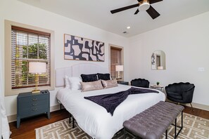 4 bedrooms, iron/ironing board, free WiFi, bed sheets - Peacock's Perch| Broadway 2mi| Rooftop HotTub -B (Nashville)
