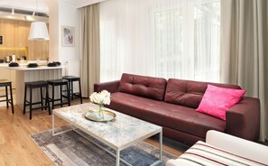 Condo Cao cấp | Khu phòng khách | TV 