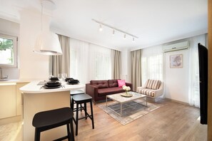 Condo luxueux | Aire de séjour | Téléviseur