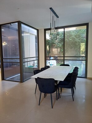 In-room dining - HaSharon Serene Villa by Sea N' Rent (Hod HaSharon)