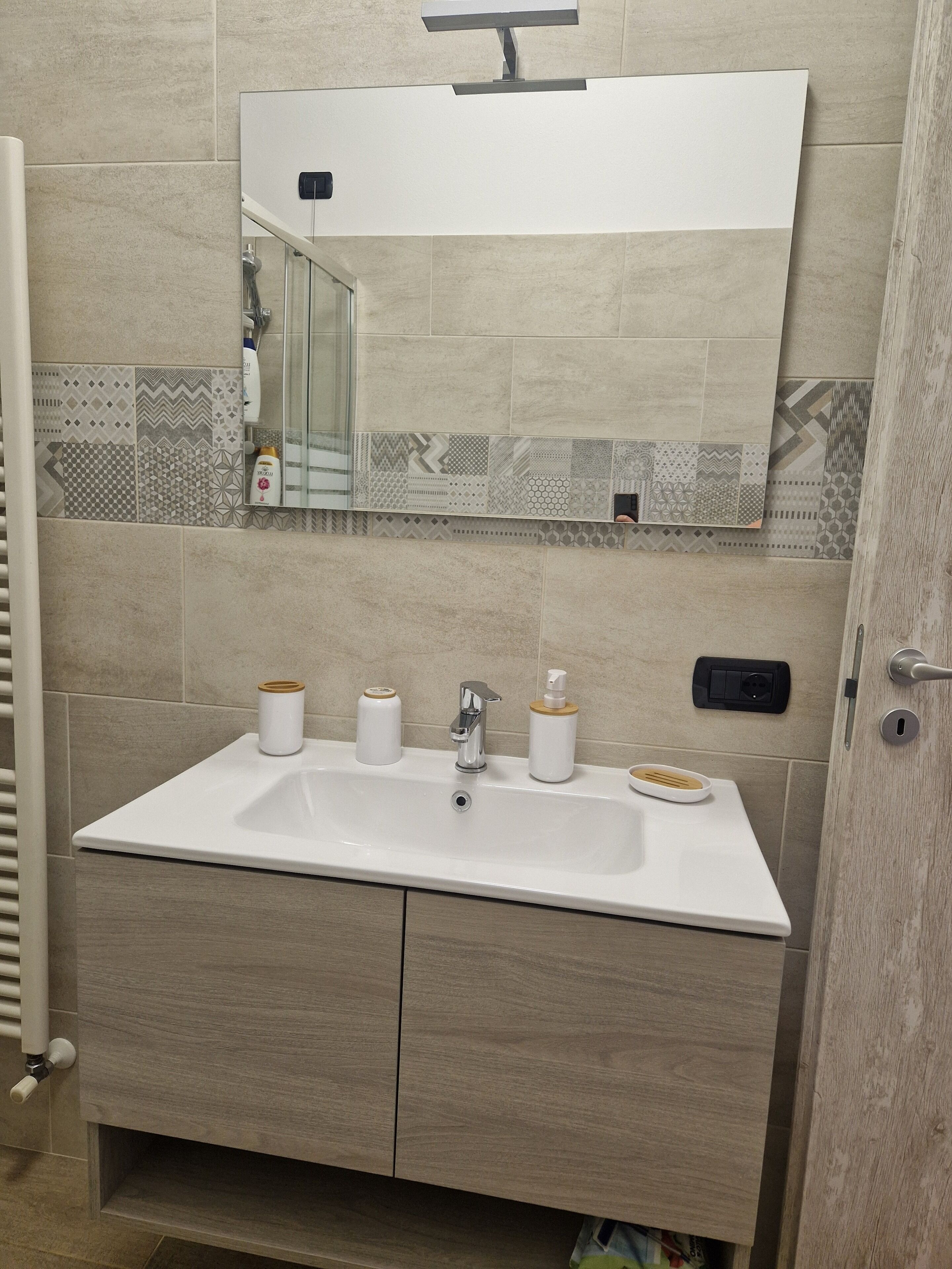 Douche, sèche-cheveux, bidet, serviettes fournies