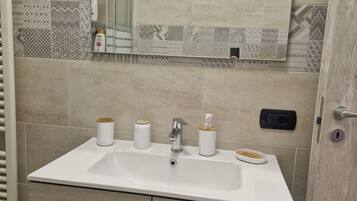 Douche, sĂšche-cheveux, bidet, serviettes fournies