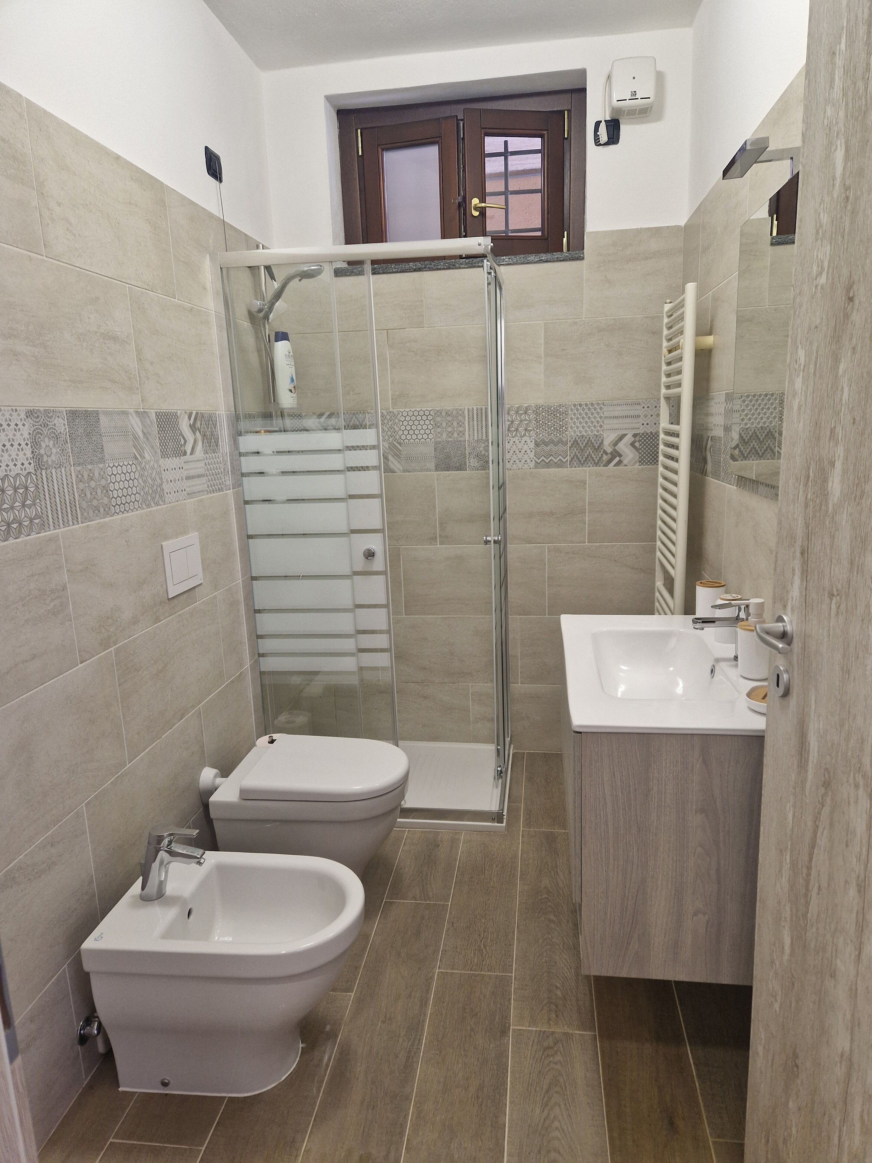 Een douche, een haardroger, een bidet, handdoeken