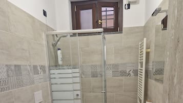 Een douche, een haardroger, een bidet, handdoeken