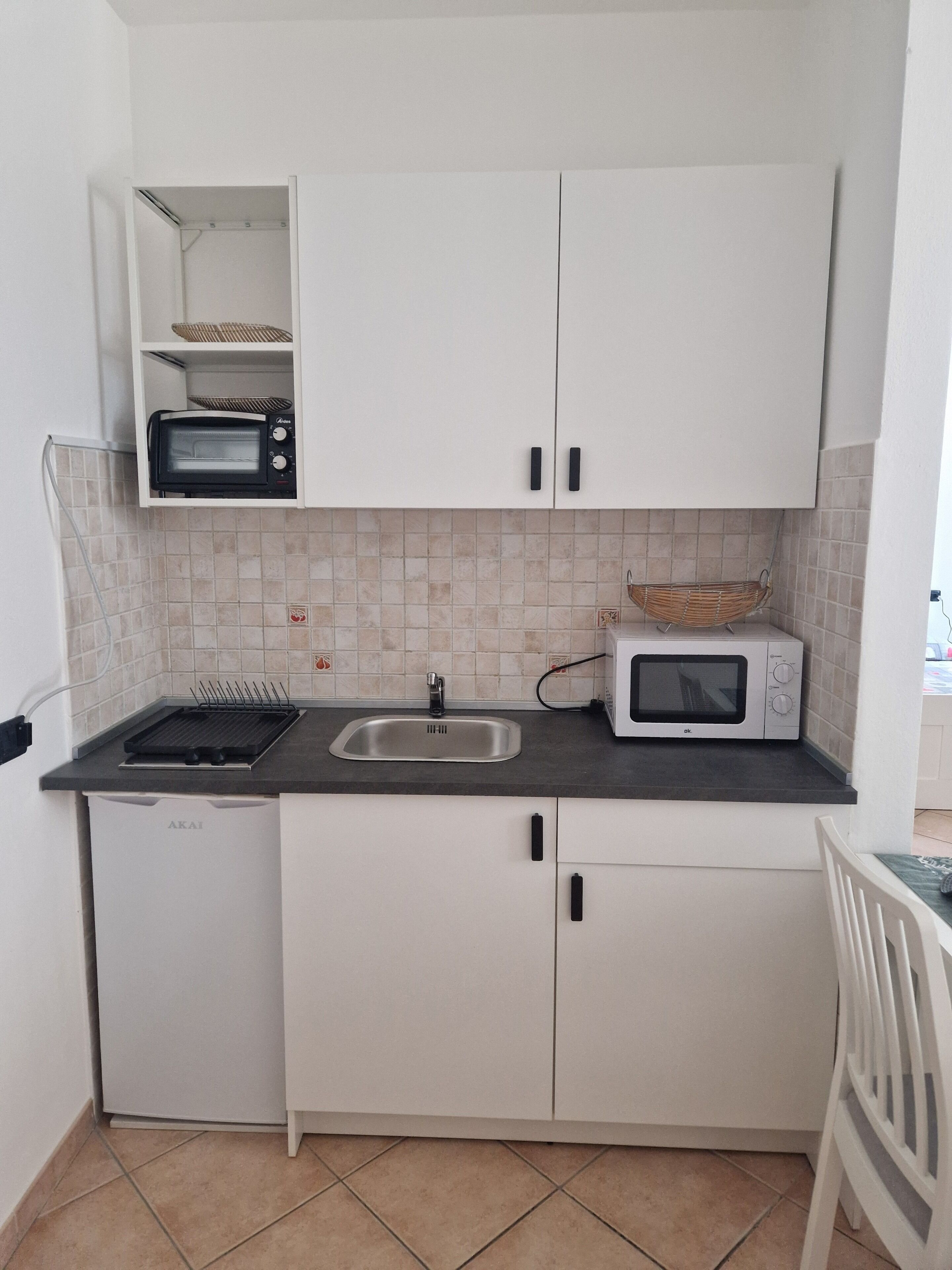 Een koelkast, een magnetron, een oven, een kookplaat