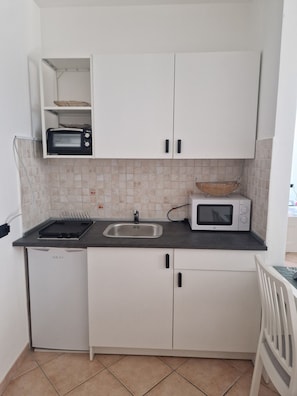 Réfrigérateur, micro-ondes, four, plaque de cuisson