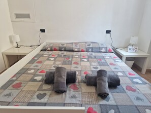 1 bedroom, WiFi, bed sheets - Casa Leo: Indipendent apt 1bdr Near Malpensa Airport (Samarate)