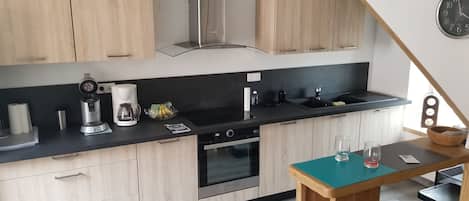 Réfrigérateur, four à micro-ondes, un four, surface de cuisson