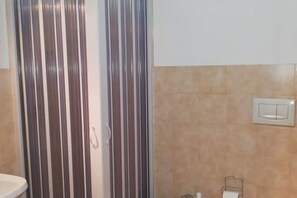 Douche, bidet, serviettes fournies, savon
