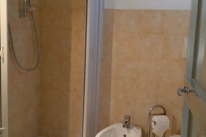 Shower, bidet, towels, soap - Hello b&b - u trull (Selva di Fasano)