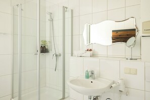 Hair dryer, towels, soap, toilet paper - Ferienwohnung Café Cup im Herzen Detmolds (Detmold)