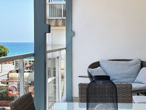 APARTAMENTO RENOVADO A 10 M DE LA PLAYA CON VISTAS AL MAR