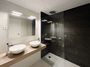 Bruser, hårtørrer, bidet, håndklæder