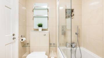 Appartamento | Bagno | Set di cortesia gratuito, asciugacapelli, asciugamani, sapone