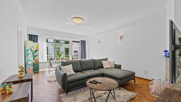 TV connectée, livres, chaßne hi-fi, écrans d'ordinateur