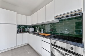 Kjøleskap, mikrobølgeovn, ovn og kokeplater