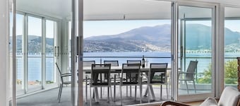 "Hillside Hideaway" Sleeps 10, Stunning Views.