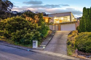 Exterior - "Hillside Hideaway" Sleeps 10, Stunning Views. (Howrah)