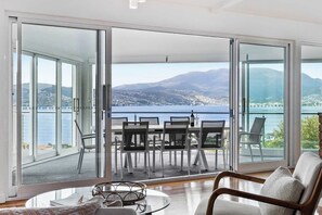Dining - "Hillside Hideaway" Sleeps 10, Stunning Views. (Howrah)