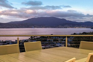 Outdoor dining - "Hillside Hideaway" Sleeps 10, Stunning Views. (Howrah)