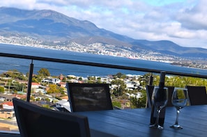 Outdoor dining - "Hillside Hideaway" Sleeps 10, Stunning Views. (Howrah)