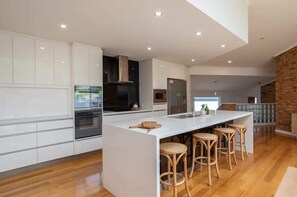 Fridge, microwave, oven, stovetop - "Hillside Hideaway" Sleeps 10, Stunning Views. (Howrah)