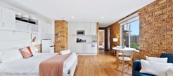 'Hillside Studio' self-contained with City Views