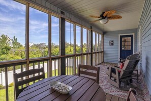 Outdoor dining - You & Me - Dog Friendly in Surf City, NC (Surf City)