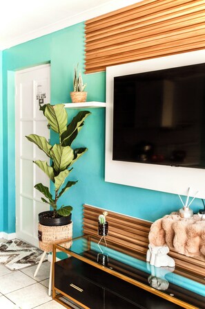 Family Apartment, Partial Ocean View | Iron/ironing board, free WiFi - Caline VIP Beach Close (Cape Town)