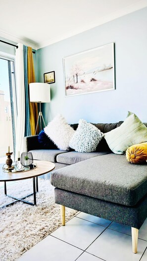 Apartamento Deluxe | Zona de estar | Una televisión