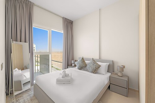 Modern 1 Bed with Sofa Bed | Access to Pool & Gym