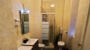 A bathroom with a shower, toilet, and sink. - Albergo N. Brioni (Trieste)