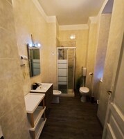 Doppia Basic uso singolo | Bagno | Doccia, asciugacapelli, asciugamani, sapone