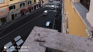A street view with buildings, a crosswalk, and vehicles. - Albergo N. Brioni (Trieste)