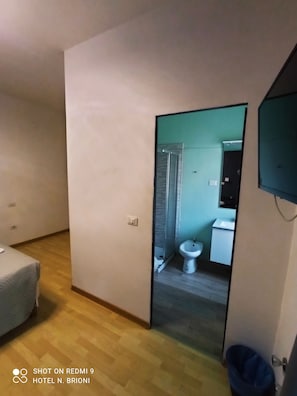 Comfort Single Room | Bathroom | Shower, hair dryer, bidet, towels - Albergo N. Brioni (Trieste)