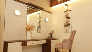 Une salle de bain moderne avec un meuble-lavabo en bois, un miroir et un luminaire fixé au mur.