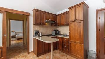 Familienhaus, 2 Schlafzimmer, 2 Bäder (Pool House In Greenery) | Eigene Küche | Kühlschrank, Mikrowelle, Herdplatte, Wasserkocher mit Kaffee-/Teezubehör